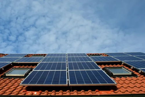 Mehrere Photovoltaikmodule auf einem Hausdach