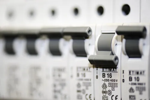 Reihe von Leitungsschutzschaltern im Sicherungskasten für die Haustechnik