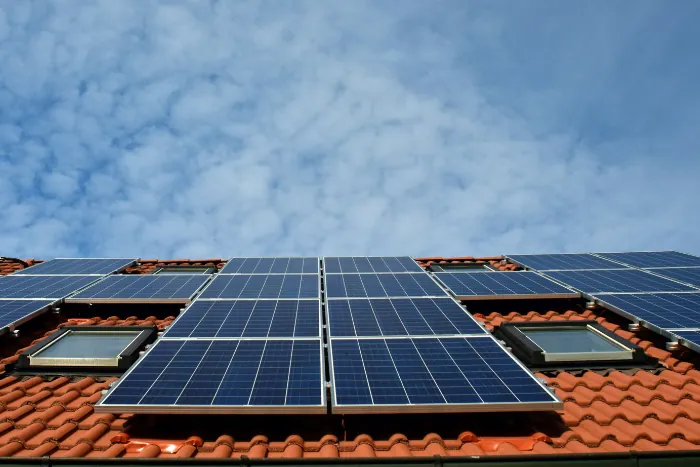 Mehrere Photovoltaikmodule auf einem Hausdach