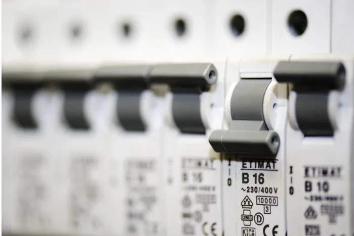 Reihe von Leitungsschutzschaltern im Sicherungskasten für die Haustechnik